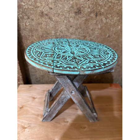 Table d’Appoint Ronde en Bois Sculpté – Motif Tribal Bleu Turquoise